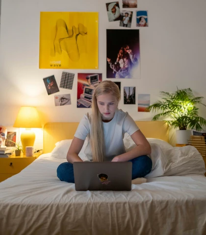 Illustration montrant un tableau de services pour étudiants : recherche de logement, visite en visio, montage du dossier locatif